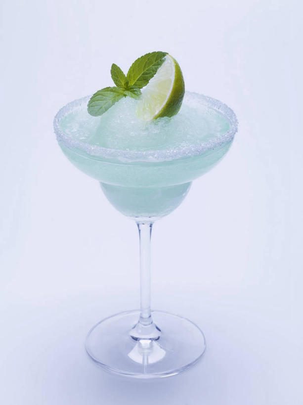 无人,竖图,俯视,室内,特写,白天,白色背景,餐桌,桌子,杯子,水果,叶子,切开,阴影,新鲜,装饰,反射,高脚杯,影子,生食,食品,果实,绿叶,酒类,一杯,文化,玻璃制品,酒,食物,饮料,一个,酒杯,鸡尾酒,切,嫩叶,调酒,摄影,有机食品,绿色食品,影棚,单个,餐台,华丽,修饰,点缀,配菜,创造,剖面,想象,切面,利口酒,衬托,美观,雅致,雅观,酸橙,鸡尾酒杯,代代,叶,叶片,玻璃杯,橙子,橙,彩图,高角度拍摄,影棚拍摄,拍摄,蓝橙,力娇酒,水果酒