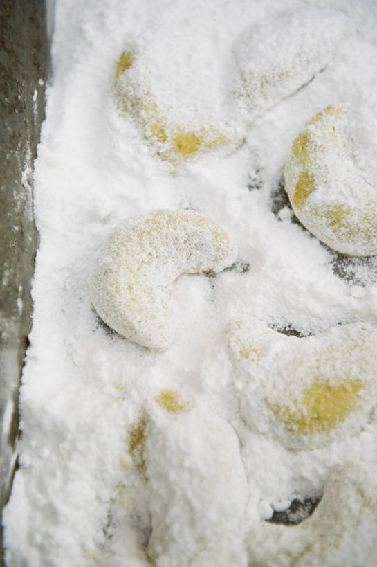 点心,无人,竖图,俯视,室内,特写,白天,餐桌,桌子,一堆,许多,阴影,堆叠,堆积,反射,粉末,影子,调料,食品,糖,调味品,曲奇,调味料,食物,白色,饼干,零食,粉,餐台,堆,曲奇饼,曲奇饼干,糖粉,粉状,粉剂,彩图,高角度拍摄,糖类