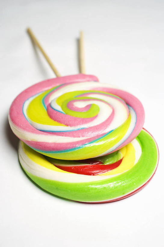 无人,竖图,俯视,彩色,室内,特写,白天,白色背景,餐桌,桌子,阴影,反射,棒棒糖,影子,食品,糖,糖果,甜点,甜品,竹签,食物,两个,甜食,摄影,影棚,餐台,五颜六色,色彩斑斓,五彩缤纷,波板糖,取食签,五彩斑斓,五光十色,彩图,高角度拍摄,影棚拍摄,拍摄