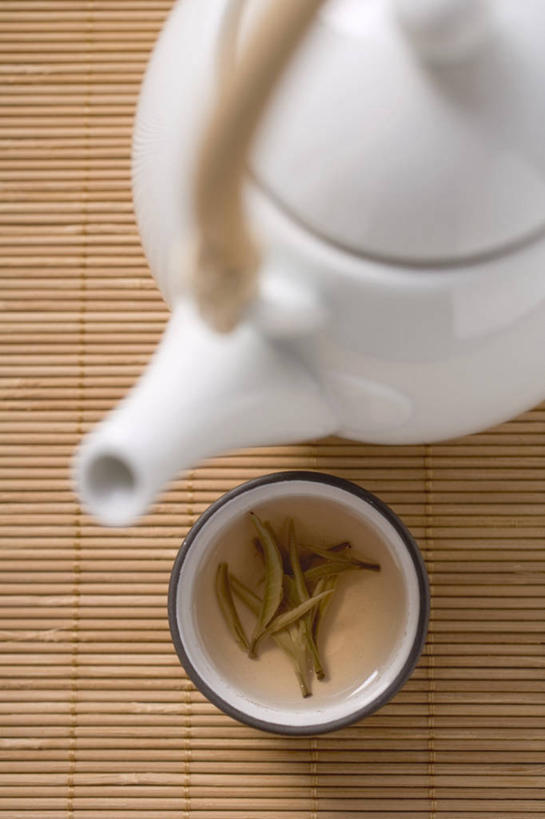 无人,竖图,俯视,室内,特写,白天,幸福,茶,桌面,桌子,杯子,阴影,反射,木制,壶,影子,茶叶,娱乐,水壶,一个,茶壶,木制品,容器,水杯,享受,休闲,温馨,放松,乐趣,单个,提神,舒适,醒脑,茶杯,彩图,高角度拍摄
