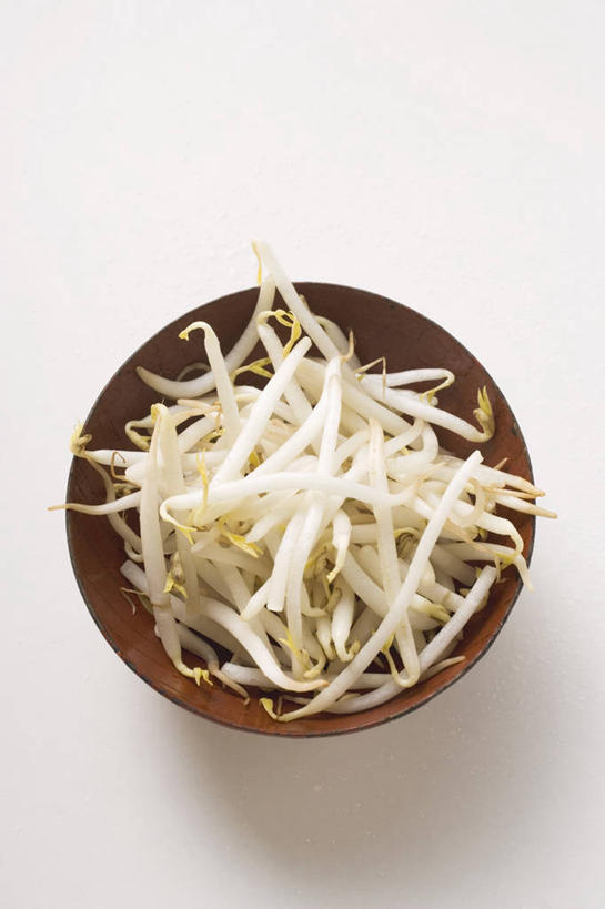 无人,竖图,俯视,室内,特写,白天,白色背景,桌面,桌子,蔬菜,一堆,许多,阴影,堆叠,堆积,新鲜,反射,木制,影子,陶瓷,豆芽,食品,陶瓷制品,很多,食物,一个,木制品,容器,碗,摄影,有机食品,绿色食品,影棚,单个,储藏,堆,储存,豆芽菜,芽苗菜,彩图,高角度拍摄,影棚拍摄,拍摄,贮存