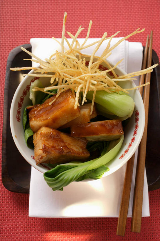 无人,竖图,俯视,室内,特写,白天,烹饪,中餐,筷子,桌面,桌子,蔬菜,土豆,餐具,一双,阴影,红色背景,新鲜,反射,木制,碟子,盘,影子,陶瓷,大白菜,肉,料理,食品,陶瓷制品,文化,传统,白菜,猪肉,菜肴,美食,肉类,食物,一个,盘子,餐巾,木制品,容器,碟,碗,中式,摄影,佳肴,有机食品,绿色食品,影棚,单个,储藏,礼节,储存,五花肉,礼仪,肉食,豚肉,馍馍蛋,胶菜,镳菜,肋条肉,三层肉,保洁方巾,口布,进餐用具,洋芋,山药蛋,马铃薯,彩图,高角度拍摄,影棚拍摄,拍摄,贮存