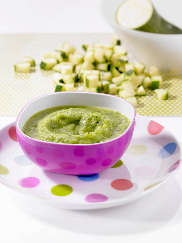 无人,竖图,俯视,室内,特写,白天,餐桌,桌子,蔬菜,餐具,阴影,新鲜,反射,碟子,盘,影子,陶瓷,调料,酱料,酱汁,佐料,食品,西葫芦,陶瓷制品,调味品,营养,调味料,酱,食物,三个,盘子,容器,碟,碗,白瓜,有机食品,绿色食品,餐台,储藏,储存,茭瓜,养分,彩图,高角度拍摄,婴儿食物,贮存