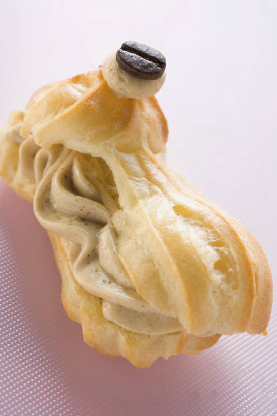 点心,面包,无人,竖图,俯视,室内,特写,白天,餐桌,桌子,阴影,粉色背景,反射,影子,食品,面点,甜点,甜品,食物,糕点,一个,甜食,奶油,摄影,影棚,单个,餐台,乳制品,激凌,克林姆,淇淋,彩图,高角度拍摄,影棚拍摄,拍摄