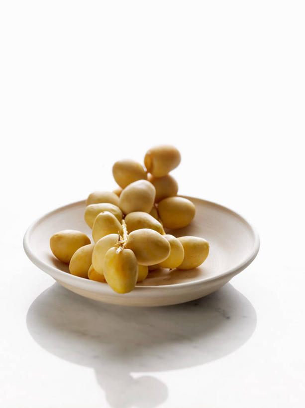 无人,竖图,俯视,室内,特写,白天,白色背景,餐桌,桌子,餐具,水果,一堆,许多,阴影,堆叠,堆积,新鲜,反射,碟子,盘,影子,生食,食品,果实,很多,食物,一个,黄色,盘子,碟,摄影,有机食品,绿色食品,影棚,单个,餐台,堆,枣椰子,波斯枣,番枣,海枣,无漏子,椰枣,伊拉克枣,衣鱼,彩图,高角度拍摄,影棚拍摄,拍摄