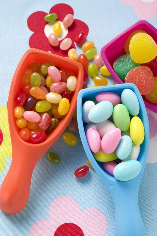 无人,竖图,俯视,彩色,室内,特写,白天,餐桌,桌子,一堆,许多,阴影,堆叠,堆积,反射,影子,塑料,食品,糖,糖果,甜点,甜品,食物,粉色,红色,蓝色,容器,塑料制品,甜食,餐台,储藏,堆,五颜六色,色彩斑斓,储存,五彩缤纷,硬糖,五彩斑斓,五光十色,杏仁糖,彩图,高角度拍摄,贮存