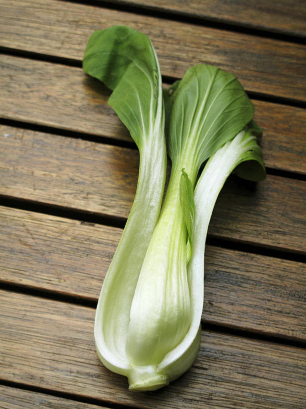 无人,竖图,俯视,室内,特写,白天,餐桌,桌子,蔬菜,阴影,新鲜,反射,木制,影子,大白菜,食品,白菜,食物,一个,木制品,有机食品,绿色食品,单个,餐台,胶菜,镳菜,彩图,高角度拍摄
