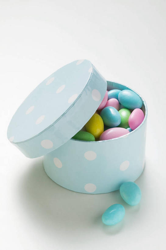 无人,竖图,俯视,彩色,室内,特写,白天,白色背景,餐桌,桌子,一堆,许多,阴影,堆叠,堆积,反射,影子,纸盒,食品,糖,糖果,甜点,甜品,盒子,食物,一个,包装盒,甜食,摄影,影棚,单个,餐台,堆,五颜六色,色彩斑斓,五彩缤纷,硬糖,五彩斑斓,五光十色,杏仁糖,彩图,高角度拍摄,影棚拍摄,拍摄