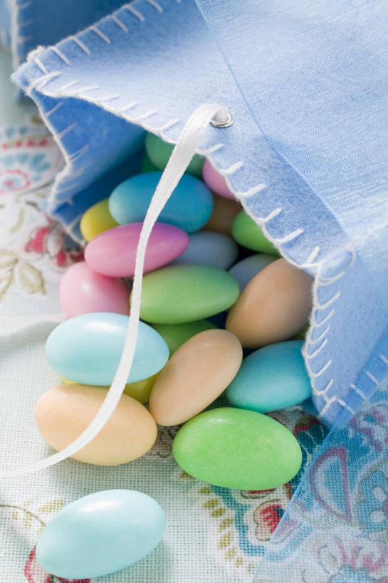 无人,竖图,俯视,彩色,室内,特写,白天,购物,消费,餐桌,桌子,袋子,一堆,许多,阴影,堆叠,堆积,反射,包装袋,手提袋,影子,食品,糖,糖果,甜点,甜品,购物袋,食物,甜食,金融,餐台,堆,五颜六色,色彩斑斓,购买,五彩缤纷,贸易,硬糖,五彩斑斓,五光十色,杏仁糖,彩图,高角度拍摄