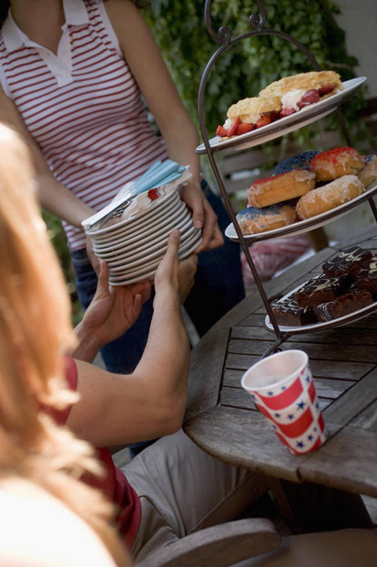 西方人,三个人,伙伴,朋友,站,坐,捧,竖图,室外,白天,正面,友谊,植物,桌面,桌子,草莓,浆果,杯子,餐具,水果,欧洲,欧洲人,服装,朦胧,模糊,新鲜,木制,碟子,盘,生食,食品,果实,休闲装,树,树木,食物,衣服,绿色,自然,盘子,木制品,纸制品,碟,站着,休闲,休闲服,自助餐,服饰,有机食品,绿色食品,生长,成长,纸杯,一次性杯子,友情,男人,男性,年轻男性,年轻女性,女人,女性,白种人,洋莓,水果皇后,红莓,地莓,端,端着,捧着,手捧,站立,坐着,半身,彩图