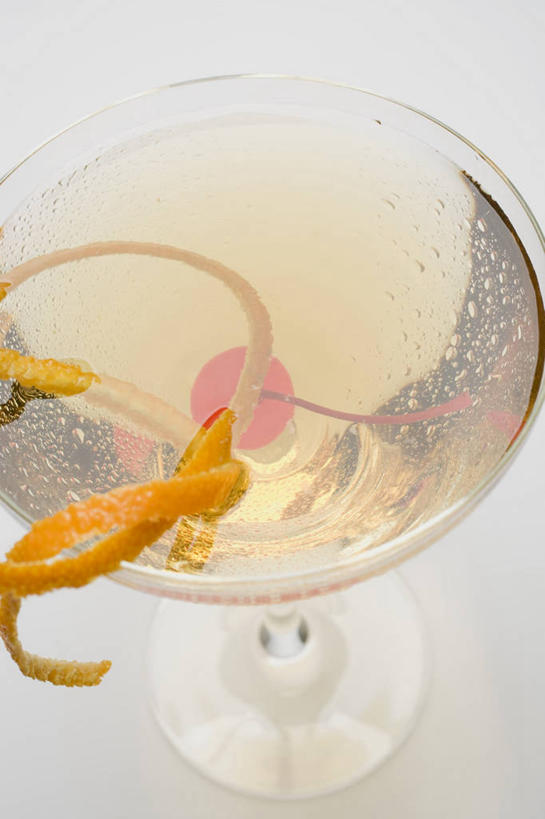 无人,竖图,俯视,室内,特写,白天,白色背景,桌面,桌子,樱桃,杯子,水果,阴影,新鲜,反射,木制,高脚杯,影子,生食,食品,果实,酒类,一杯,文化,玻璃制品,酒,食物,饮料,酒杯,木制品,鸡尾酒,调酒,摄影,有机食品,绿色食品,影棚,创造,甜橙,想象,鸡尾酒杯,曼哈顿酒,玻璃杯,樱珠,莺桃,英桃,楔桃,牛桃,荆桃,橙子,橙,彩图,高角度拍摄,影棚拍摄,拍摄,鹄壳,黄橙,黄果,金橙,金环,金球,糖橙