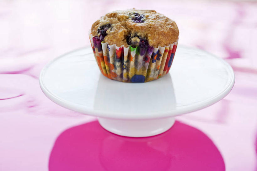 点心,无人,横图,俯视,彩色,室内,特写,白天,下午茶,桌面,桌子,餐具,阴影,粉色背景,朦胧,模糊,反射,木制,碟子,盘,影子,食品,松饼,食物,糕点,一个,盘子,木制品,碟,摄影,影棚,单个,纸托,玛芬蛋糕,蛋糕托,蛋糕托纸,蛋糕纸托,彩图,高角度拍摄,影棚拍摄,拍摄,蓝莓松饼