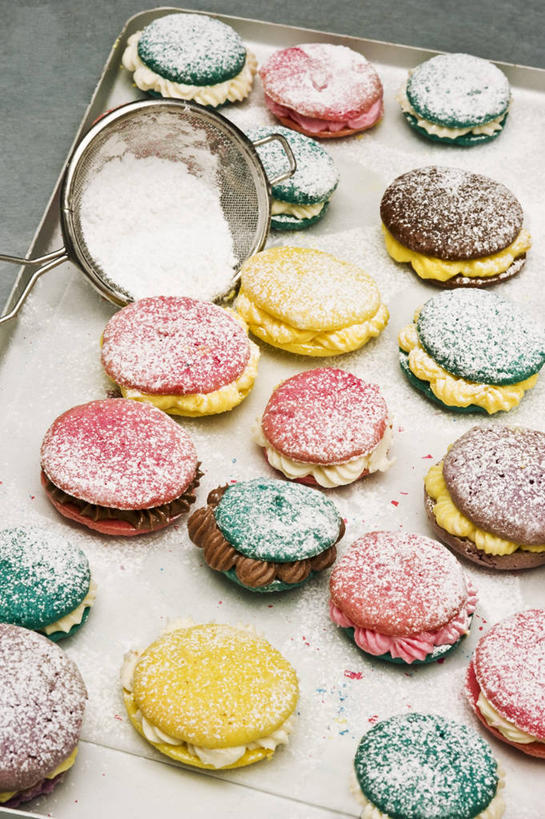 点心,无人,竖图,俯视,彩色,室内,特写,白天,桌面,桌子,许多,阴影,反射,木制,粉末,影子,调料,食品,糖,甜点,甜品,调味品,很多,调味料,食物,糕点,木制品,甜食,粉,糖粉,粉状,粉剂,马卡龙,玛卡龙,杏仁小圆饼,彩图,高角度拍摄,糖类