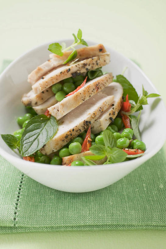 无人,竖图,俯视,室内,特写,白天,植物,餐桌,桌子,蔬菜,叶子,一堆,阴影,堆叠,堆积,新鲜,反射,影子,陶瓷,豆类,豆子,豌豆,鸡肉,肉,食品,绿叶,陶瓷制品,荷兰豆,肉类,食物,一个,餐巾,容器,碗,嫩叶,有机食品,绿色食品,单个,餐台,储藏,堆,储存,雪豆,肉食,鸡胸肉,豆科,寒豆,毕豆,麻累,国豆,小寒豆,麦豌豆,保洁方巾,口布,叶,叶片,彩图,高角度拍摄,贮存