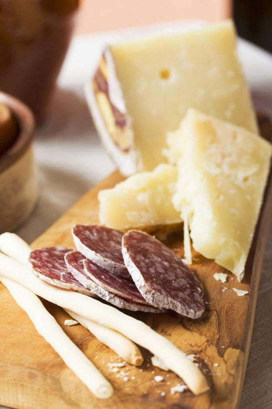 点心,面包,奶酪,无人,竖图,俯视,室内,特写,白天,餐桌,桌子,阴影,朦胧,模糊,反射,木制,影子,干酪,起司,食品,面点,案板,芝士,营养,砧板,食物,糕点,木制品,乳酪,餐台,乳制品,发酵,彩图,高角度拍摄,面包棒