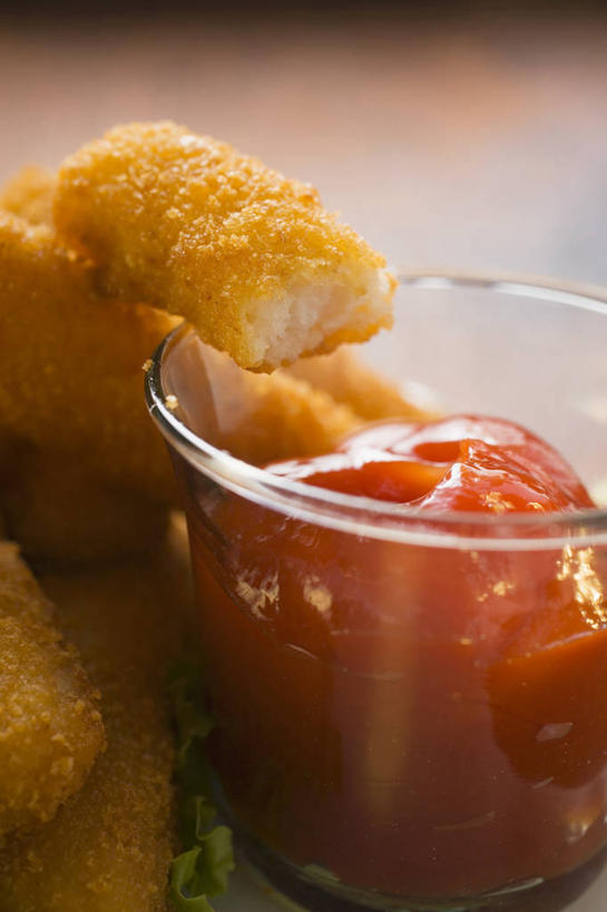 无人,竖图,俯视,室内,特写,白天,烹饪,餐桌,桌子,阴影,反射,影子,塑料,调料,酱料,酱汁,茄汁,肉,油炸,鱼肉,佐料,料理,食品,调味品,调味料,番茄酱,酱,菜肴,美食,肉类,食物,容器,塑料制品,碗,佳肴,餐台,储藏,储存,横截面,剖面,肉食,炸鱼条,截面,截面图形,彩图,高角度拍摄,贮存