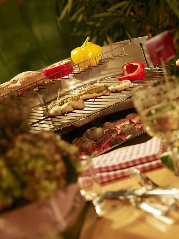 无人,竖图,俯视,室内,特写,白天,烹饪,西餐,餐桌,桌子,葡萄,水果,阴影,朦胧,模糊,新鲜,反射,影子,鸡肉,肉,生食,料理,食品,果实,菜肴,美食,肉类,食物,香草,西式,佳肴,有机食品,绿色食品,餐台,肉食,芳香植物,山葫芦,蒲桃,草龙珠,彩图,高角度拍摄