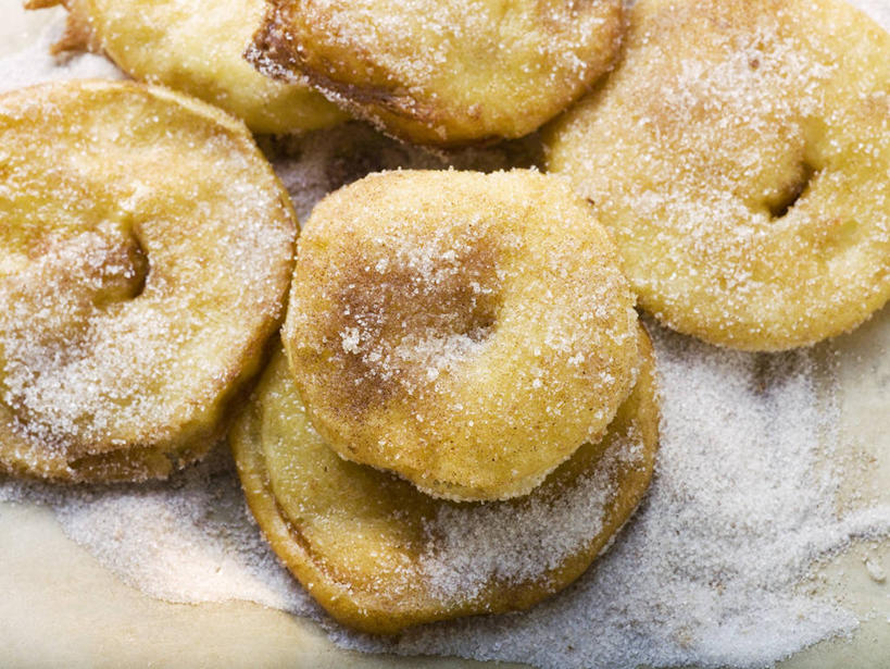 点心,面包,无人,横图,俯视,室内,特写,白天,餐桌,桌子,苹果,水果,一堆,许多,阴影,堆叠,堆积,新鲜,反射,粉末,影子,调料,生食,食品,糖,面点,果实,调味品,调味料,食物,糕点,粉,有机食品,绿色食品,餐台,堆,糖粉,粉状,粉剂,彩图,高角度拍摄,糖类,肉桂面包,肉桂面包卷