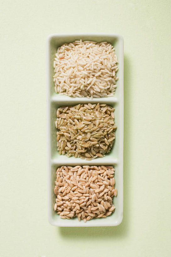 无人,竖图,俯视,室内,特写,白天,农作物,小麦,餐桌,桌子,餐具,一排,阴影,黄色背景,整齐,反射,碟子,盘,影子,谷物,米,大米,排列,一个,盘子,碟,糙米,摄影,麦子,影棚,单个,餐台,队列,玄米,斯佩尔特小麦,彩图,高角度拍摄,影棚拍摄,拍摄