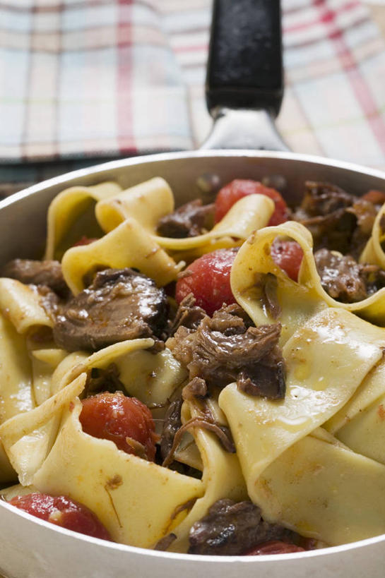 面食,面条,意大利面,无人,竖图,俯视,室内,特写,白天,烹饪,西餐,餐桌,桌子,蔬菜,西红柿,小番茄,厨具,金属制品,阴影,朦胧,模糊,新鲜,反射,金属,锅子,影子,面,肉,牛肉,料理,食品,锅,肉类,食物,一个,餐巾,西式,有机食品,绿色食品,单个,餐台,锅具,肉食,烹饪用具,小西红柿,樱桃小番茄,珍珠小番茄,保洁方巾,口布,烹调用具,樱桃番茄,圣女果,番茄,烹调,彩图,高角度拍摄