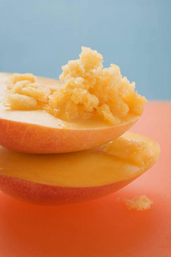 无人,竖图,俯视,室内,特写,白天,桌面,桌子,芒果,水果,阴影,新鲜,反射,木制,影子,生食,食品,冰激凌,果实,清凉,食物,木制品,冷饮,舒服,冰淇淋,有机食品,绿色食品,解暑,解渴,雪糕,舒爽,冰糕,消暑,望果,蜜望,檬果,闷果,漭果,杧果,庵波罗果,彩图,高角度拍摄,芒果冰淇淋