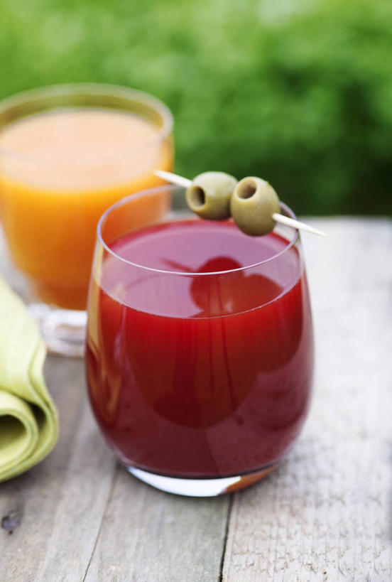 果汁,无人,竖图,俯视,室内,特写,白天,植物,桌面,桌子,萝卜,胡萝卜,蔬菜,杯子,水果,阴影,朦胧,模糊,新鲜,反射,木制,影子,生食,橙汁,食品,果实,饮品,蔬菜汁,蔬果,玻璃制品,树,树木,食物,饮料,两个,绿色,自然,木制品,水杯,有机食品,绿色食品,生长,成长,胡萝卜汁,甜橙,可口,适口,玻璃杯,橙子,橙,红萝卜,甘荀,彩图,高角度拍摄,鹄壳,黄橙,黄果,金橙,金环,金球,糖橙