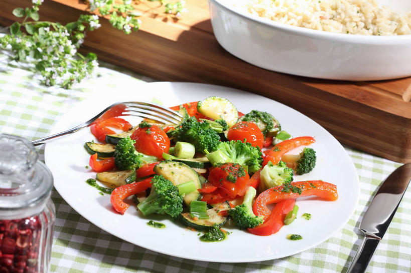 米饭,无人,横图,俯视,室内,特写,白天,烹饪,中餐,桌面,桌子,辣椒,蔬菜,餐具,玻璃,金属制品,阴影,新鲜,反射,金属,木制,布料,叉子,刀叉,刀子,碟子,盘,影子,陶瓷,花菜,花椰菜,西兰花,炒饭,料理,食品,西葫芦,案板,陶瓷制品,饭,布纹,菜肴,美食,玻璃制品,砧板,桌布,食物,盘子,玻璃瓶,餐巾,木制品,瓶子,容器,碟,台布,碗,中式,白瓜,佳肴,有机食品,绿色食品,储藏,椰菜花,五谷,储存,餐刀,彩椒,餐叉,广口瓶,辣角,红海椒,大椒,辣虎,广椒,茭瓜,甘蓝花,进餐用具,甜椒,柿子椒,辣子,海椒,番椒,灯笼椒,彩图,高角度拍摄,蔬菜炒饭,贮存