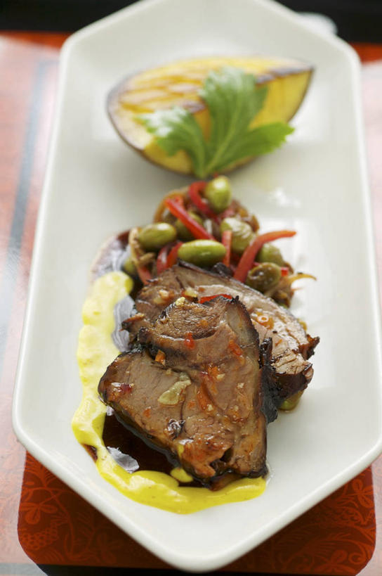 无人,竖图,俯视,室内,特写,白天,烹饪,中餐,植物,桌面,桌子,芒果,餐具,水果,阴影,新鲜,反射,木制,碟子,盘,影子,红烧,肉,生食,料理,食品,果实,草药,药草,羊肉,菜肴,美食,肉类,中药,食物,一个,盘子,木制品,碟,中式,姜黄,佳肴,有机食品,绿色食品,单个,药材,中草药,肉食,中药材,本草,红烧菜,望果,蜜望,檬果,闷果,漭果,杧果,庵波罗果,彩图,高角度拍摄,红烧羊肉