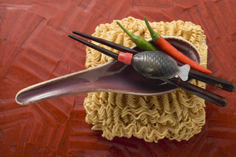 面食,面条,无人,横图,俯视,室内,特写,白天,餐桌,筷子,桌子,辣椒,蔬菜,餐具,一双,阴影,新鲜,反射,罐子,影子,勺子,调料,面,食品,调味品,调味料,文化,传统,酱油,玻璃制品,食物,两个,玻璃瓶,瓶子,调羹,汤匙,有机食品,绿色食品,餐台,礼节,便利,礼仪,方便面,泡面,辣角,红海椒,大椒,辣虎,广椒,快捷,即食面,快熟面,速食面,方便,豉油,进餐用具,辣子,红辣椒,海椒,番椒,彩图,高角度拍摄