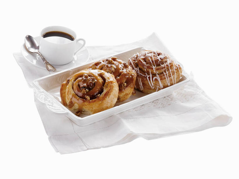 点心,面包,咖啡,无人,横图,俯视,室内,特写,白天,白色背景,幸福,餐桌,桌子,杯子,餐具,一排,阴影,整齐,反射,瓷器,碟子,盘,影子,勺子,食品,面点,咖啡杯,陶瓷制品,一杯,娱乐,食物,糕点,饮料,排列,三个,盘子,餐巾,调羹,碟,汤匙,享受,休闲,温馨,放松,乐趣,摄影,影棚,餐台,提神,舒适,队列,瓷杯,醒脑,软饮料,保洁方巾,口布,彩图,高角度拍摄,影棚拍摄,拍摄,肉桂面包,肉桂面包卷