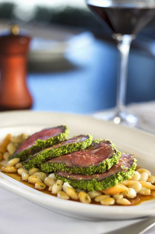 红酒,葡萄酒,无人,竖图,俯视,室内,特写,白天,烹饪,西餐,餐桌,桌子,蔬菜,杯子,餐具,阴影,朦胧,模糊,新鲜,反射,碟子,高脚杯,盘,影子,豆类,肉,料理,食品,红酒杯,酒类,一杯,羊肉,菜肴,美食,肉类,玻璃制品,酒,食物,饮料,白色,盘子,酒杯,碟,红葡萄酒,西式,佳肴,有机食品,绿色食品,餐台,葡萄酒杯,肉食,白豆,眉豆,饭豇豆,饭豆,甘豆,玻璃杯,彩图,高角度拍摄