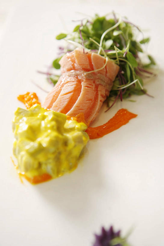 三文鱼,芥末,无人,竖图,俯视,室内,特写,白天,白色背景,桌面,桌子,鲑鱼,芹菜,蔬菜,阴影,新鲜,反射,木制,影子,调料,酱料,酱汁,佐料,食品,调味品,调味料,酱,食物,木制品,摄影,有机食品,绿色食品,影棚,大马哈鱼,芥末酱,撒蒙鱼,萨门鱼,冰海之皇,鲑,根芹菜,根洋芹,球根塘蒿,马哈鱼,麻哈鱼,大麻哈鱼,药芹,水芹,旱芹,彩图,高角度拍摄,影棚拍摄,拍摄,芥辣,芥辣酱,黄芥末酱,中国黄芥末酱