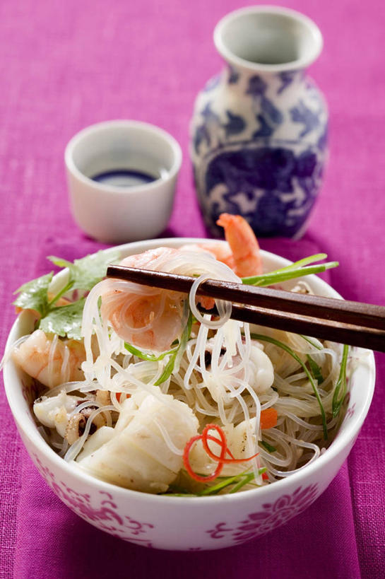 海鲜,无人,竖图,俯视,室内,特写,白天,筷子,餐具,一双,阴影,粉色背景,朦胧,模糊,新鲜,反射,影子,陶瓷,调料,酱料,酱汁,生食,虾,佐料,沙拉,食品,陶瓷制品,调味品,调味料,文化,色拉,传统,水产,酱,沙律,大虾,食物,一个,瓶子,容器,碗,摄影,影棚,对虾,单个,色拉酱,储藏,礼节,储存,海产品,千岛酱,礼仪,斑节虾,东方对虾,中国对虾,进餐用具,彩图,高角度拍摄,影棚拍摄,拍摄,海鲜沙拉,贮存
