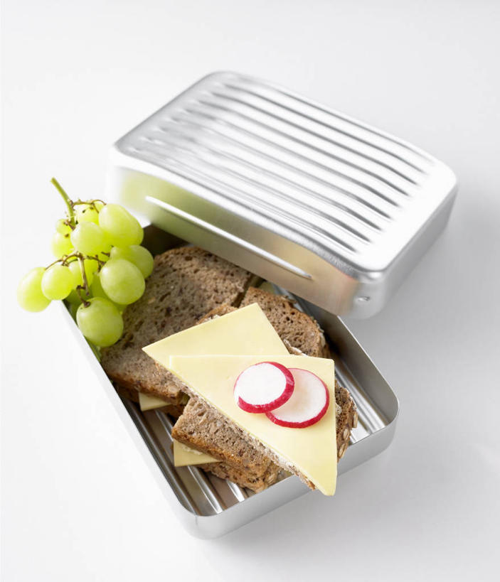 奶酪,无人,竖图,俯视,室内,特写,白天,白色背景,烹饪,西餐,桌面,桌子,葡萄,水果,金属制品,阴影,新鲜,反射,金属,木制,影子,生食,干酪,起司,三明治,料理,食品,果实,芝士,营养,菜肴,美食,食物,一个,木制品,容器,快餐,乳酪,西式,摄影,佳肴,有机食品,绿色食品,影棚,单个,储藏,铁盒,乳制品,储存,发酵,西式快餐,三文治,山葫芦,蒲桃,草龙珠,彩图,高角度拍摄,影棚拍摄,拍摄,贮存