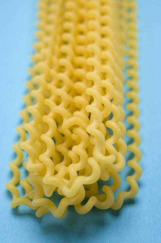 面食,面条,意大利面,无人,竖图,俯视,室内,特写,白天,西餐,桌面,桌子,一堆,许多,阴影,堆叠,堆积,蓝色背景,朦胧,模糊,反射,木制,影子,面,料理,食品,食物,黄色,木制品,西式,摄影,影棚,堆,螺旋面,彩图,高角度拍摄,影棚拍摄,拍摄