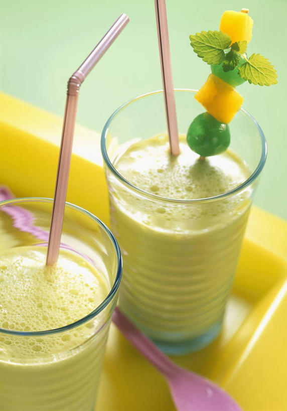 无人,竖图,俯视,室内,特写,白天,餐桌,桌子,芒果,猕猴桃,杯子,水果,两根,绿色背景,阴影,朦胧,模糊,新鲜,反射,影子,塑料,生食,食品,甜点,甜品,果实,两杯,玻璃制品,食物,饮料,两个,水杯,塑料制品,吸管,甜食,冰淇淋,摄影,有机食品,绿色食品,影棚,餐台,鲜奶,空心,奶昔,饮管,玻璃杯,望果,奇异果,蜜望,猕猴梨,檬果,闷果,漭果,杧果,庵波罗果,彩图,高角度拍摄,影棚拍摄,拍摄,芒果奶昔,圆柱状