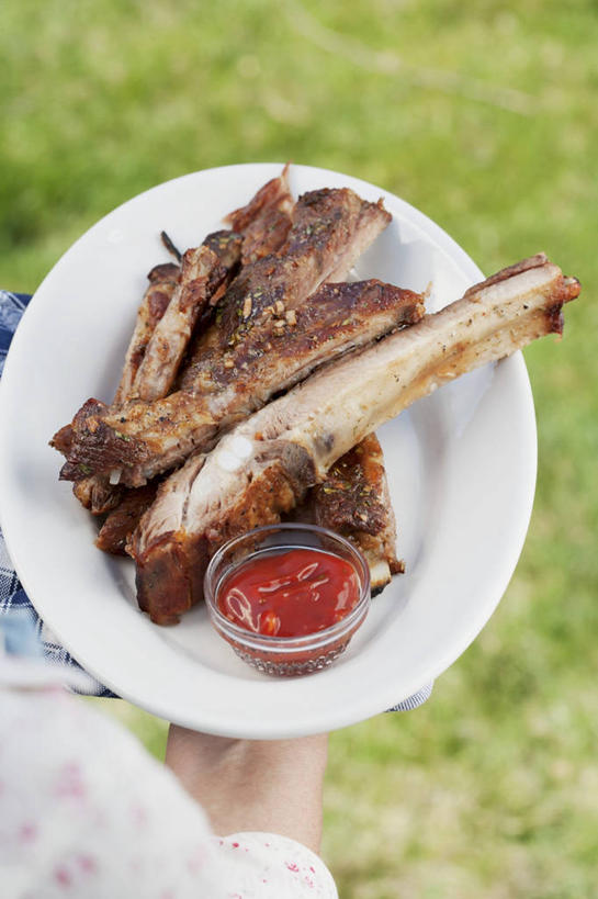 西方人,骨骼,一个人,站,捧,竖图,俯视,室外,特写,白天,草地,草坪,植物,餐具,玻璃,欧洲,欧洲人,仅一个年轻女性,仅一个女性,仅一个人,服装,朦胧,模糊,碟子,盘,调料,酱料,酱汁,排骨,肉,蘸酱,佐料,骨头,调味品,调味料,休闲装,猪肉,酱,肉类,玻璃制品,草,衣服,绿色,盘子,容器,碟,碗,站着,休闲,休闲服,大排,服饰,储藏,骨架,储存,肉食,豚肉,年轻女性,女人,女性,白种人,端,端着,捧着,手捧,站立,半身,彩图,高角度拍摄,烤肉酱,贮存