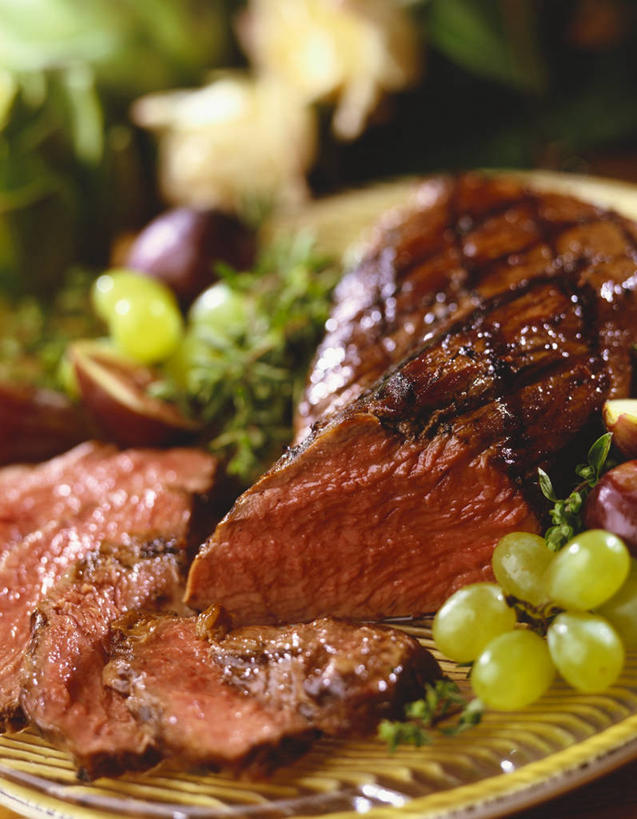 无人,竖图,俯视,室内,特写,白天,烹饪,西餐,植物,桌面,桌子,葡萄,水果,叶子,切开,阴影,朦胧,模糊,新鲜,反射,纹路,木制,纹理,影子,肉,生食,牛排,牛肉,料理,食品,果实,绿叶,菜肴,美食,肉类,食物,绿色,木制品,切,嫩叶,西式,佳肴,有机食品,绿色食品,剖面,肉食,切面,肌理,叶,叶片,叶脉,山葫芦,蒲桃,草龙珠,彩图,高角度拍摄