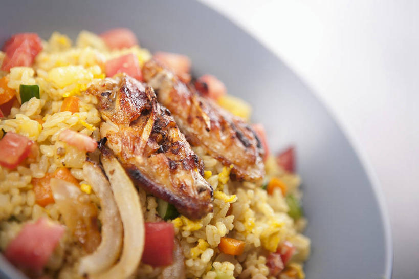 米饭,咖哩,无人,横图,俯视,室内,特写,白天,白色背景,烹饪,餐桌,桌子,一堆,阴影,堆叠,堆积,朦胧,模糊,反射,影子,陶瓷,炒饭,调料,鸡肉,肉,料理,食品,陶瓷制品,饭,调味品,调味料,咖喱,菜肴,美食,肉类,食物,一个,容器,碗,咖喱炒饭,摄影,佳肴,影棚,单个,餐台,储藏,堆,五谷,储存,肉食,印度菜,印度料理,彩图,高角度拍摄,影棚拍摄,拍摄,咖喱鸡肉炒饭,贮存