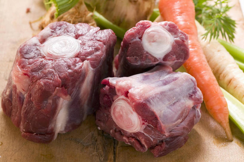 骨骼,无人,横图,俯视,室内,特写,白天,餐桌,桌子,萝卜,胡萝卜,蔬菜,土豆,三块,切开,阴影,新鲜,反射,影子,肉,牛肉,食品,骨头,肉类,食物,切,有机食品,绿色食品,餐台,骨架,剖面,肉食,切面,牛尾,馍馍蛋,洋芋,山药蛋,马铃薯,红萝卜,甘荀,彩图,高角度拍摄