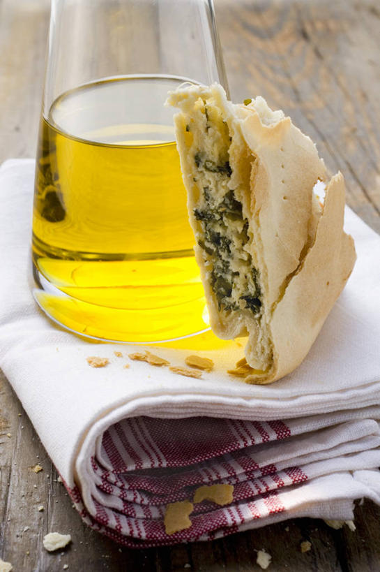 面食,奶酪,无人,竖图,俯视,室内,特写,白天,烹饪,西餐,餐桌,桌子,菠菜,蔬菜,阴影,新鲜,反射,罐子,影子,食用油,油,干酪,橄榄油,起司,料理,食品,面点,芝士,营养,菜肴,美食,玻璃制品,食物,一个,玻璃瓶,瓶子,乳酪,西式,佳肴,有机食品,绿色食品,单个,餐台,派,乳制品,发酵,植物油,乳清干酪,鹦鹉菜,鼠根菜,角菜,红嘴绿鹦哥,赤根菜,菠薐菜,波斯草,彩图,高角度拍摄