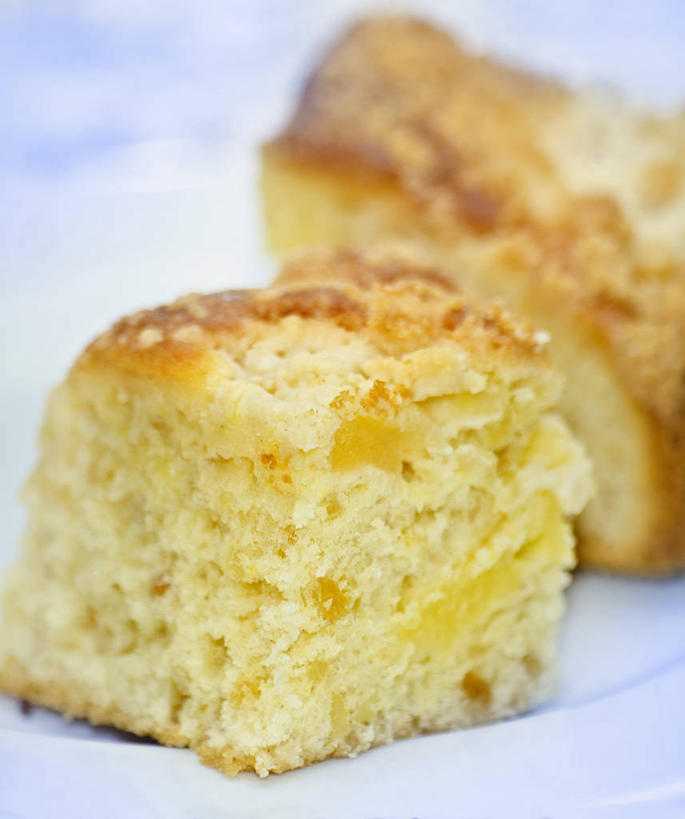 点心,无人,竖图,俯视,室内,特写,白天,下午茶,桌面,桌子,阴影,反射,木制,影子,食品,食物,糕点,两个,木制品,苹果蛋糕,彩图,高角度拍摄,蛋糕