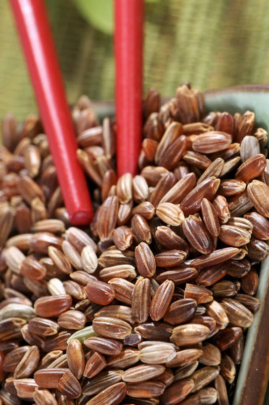 无人,竖图,俯视,室内,特写,白天,筷子,桌面,桌子,餐具,一双,阴影,反射,木制,影子,陶瓷,谷类,谷物,陶瓷制品,米,文化,传统,大米,木制品,容器,碗,糙米,储藏,礼节,储存,礼仪,玄米,进餐用具,彩图,高角度拍摄,贮存