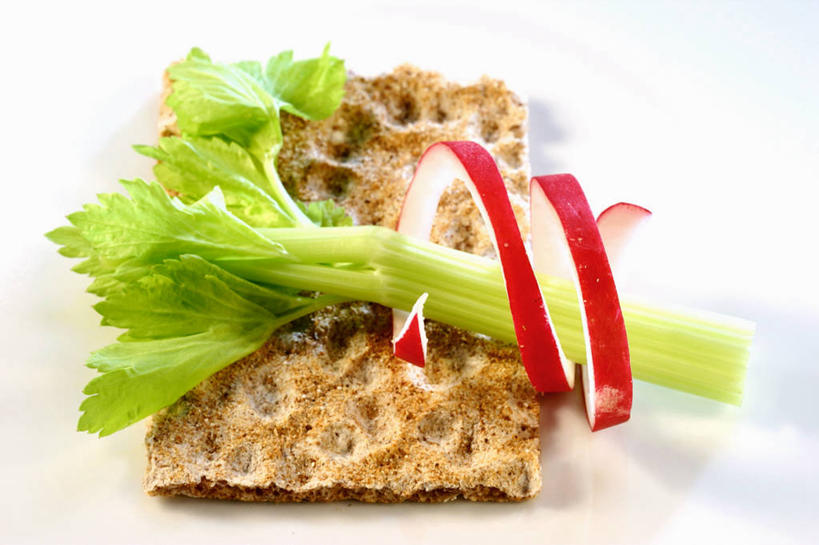 点心,无人,横图,俯视,室内,特写,白天,白色背景,植物,桌面,桌子,萝卜,芹菜,蔬菜,叶子,阴影,新鲜,反射,木制,纹理,影子,食品,绿叶,食物,绿色,木制品,饼干,零食,嫩叶,摄影,有机食品,绿色食品,影棚,肌理,大红萝卜,东北红萝卜,叶,叶片,叶脉,药芹,水芹,莱菔,红萝卜,旱芹,彩图,高角度拍摄,影棚拍摄,拍摄,黑麦薄脆饼