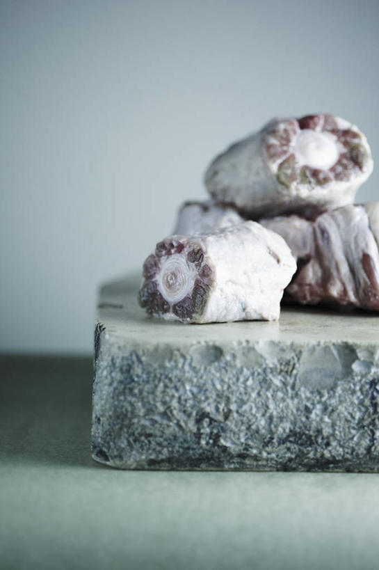 骨骼,无人,竖图,俯视,室内,特写,白天,餐桌,桌子,一块,切开,阴影,反射,影子,肉,牛肉,案板,骨头,肉类,砧板,切,餐台,骨架,剖面,肉食,切面,牛尾,彩图,高角度拍摄