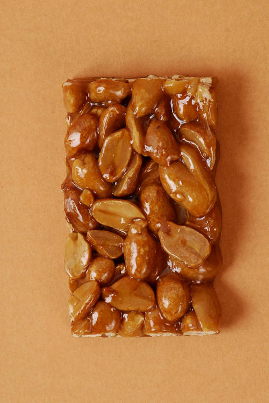 无人,竖图,俯视,室内,特写,白天,植物,餐桌,桌子,豆,花生,橙色背景,阴影,反射,影子,豆类,豆子,食品,糖,糖果,坚果,甜点,甜品,一颗,食物,甜食,摄影,长生果,影棚,餐台,花生仁,硬糖,豆科,花生糖,落花生,落生,花生米,花生豆,彩图,高角度拍摄,影棚拍摄,拍摄