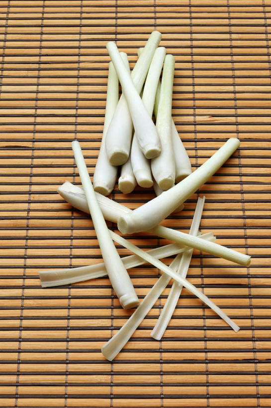 无人,竖图,俯视,室内,特写,白天,餐桌,桌子,一堆,许多,阴影,堆叠,堆积,竹制,反射,影子,调味,香料,佐料,香茅,柠檬草,餐台,堆,竹制品,作料,彩图,高角度拍摄