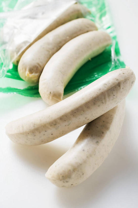 无人,竖图,俯视,室内,特写,白天,白色背景,餐桌,桌子,一堆,许多,阴影,堆叠,堆积,反射,包装,包装纸,影子,纸,肉,香肠,纸张,腊肠,肉类,绿色,摄影,影棚,餐台,堆,包装材料,肉食,彩图,高角度拍摄,影棚拍摄,拍摄,白香肠