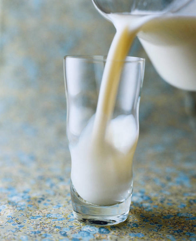 牛奶,无人,竖图,俯视,室内,特写,白天,桌面,桌子,杯子,阴影,反射,木制,壶,影子,饮品,营养,玻璃制品,水壶,饮料,一个,茶壶,木制品,容器,水杯,单个,乳制品,奶,牛乳,下降,降落,安神,降低,下跌,下落,玻璃杯,彩图,高角度拍摄