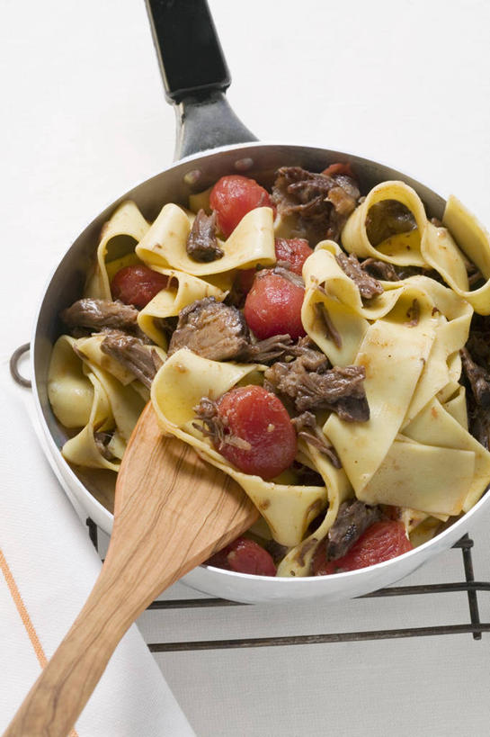 面食,面条,意大利面,骨骼,无人,竖图,俯视,室内,特写,白天,白色背景,烹饪,烘焙,西餐,桌面,桌子,蔬菜,西红柿,小番茄,厨具,金属制品,阴影,新鲜,反射,金属,木制,锅子,影子,面,肉,牛肉,料理,食品,骨头,锅,肉类,架子,食物,木制品,西式,摄影,有机食品,绿色食品,影棚,煎锅,锅具,骨架,肉食,烹饪用具,牛尾,冷却,冷却架,小西红柿,樱桃小番茄,珍珠小番茄,烹调用具,樱桃番茄,圣女果,番茄,烹调,彩图,高角度拍摄,影棚拍摄,拍摄